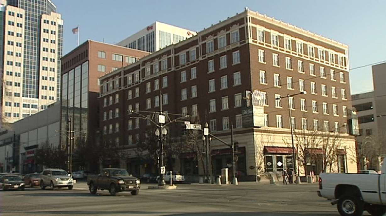 Patrons Bid Farewell to Downtown Inn