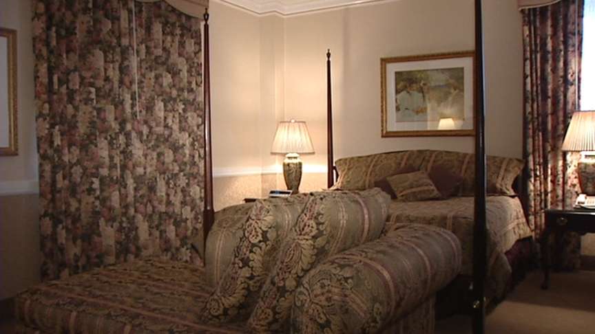 Patrons Bid Farewell to Downtown Inn