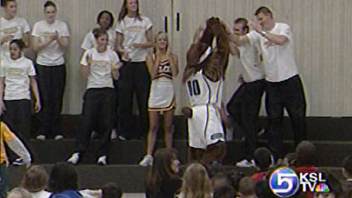 Jazz Bear Helps Teach About Dangers of Drugs