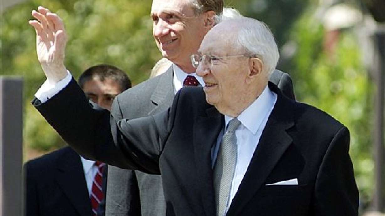 President Hinckley Heads Temple Rededication in Chile