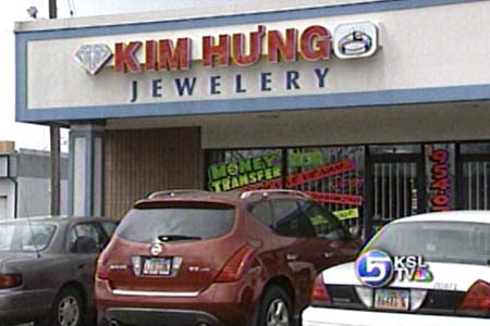 Man Robs Jewelry Store