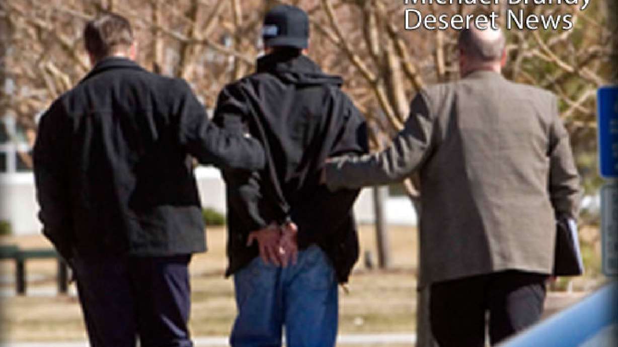 Suspect in Sandy bank robbery turns himself in