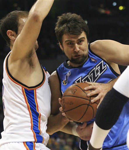 Okur stays with Jazz