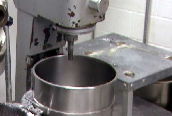 Thief tricks workers into helping him steal bakery equipment