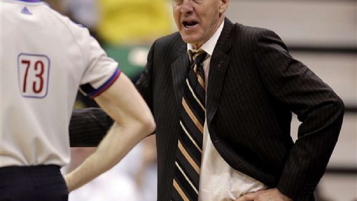 Sloan signs on for another year with Jazz