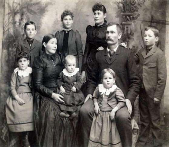 Dr. Ken Smith and his colleagues researched pioneer women in Utah and Quebec who were having babies naturally in their 40s and 50s and found that remaining fertile into a woman's older years appears to slow the aging process.