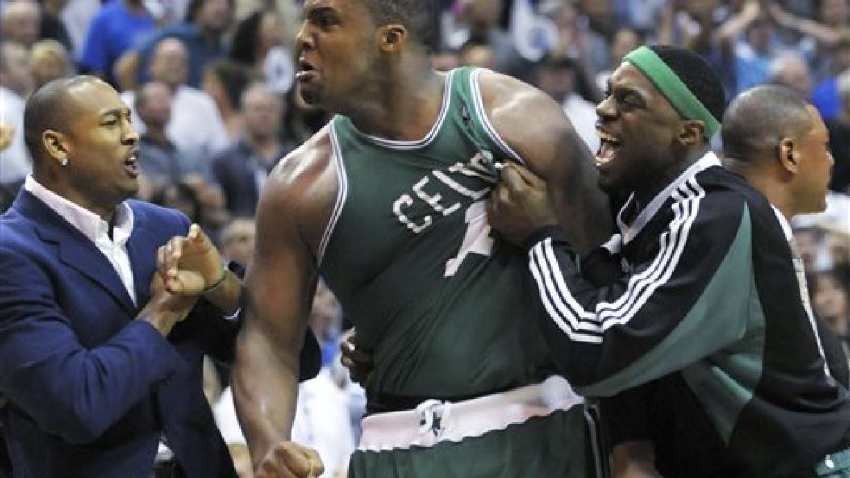 Celtics' Davis apologizes for bumping young fan
