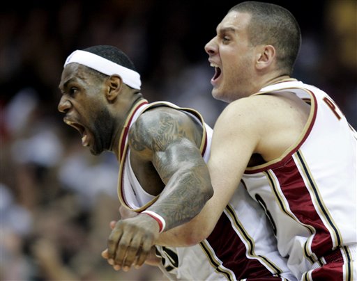 James' buzzer-beater lifts Cavaliers over Magic