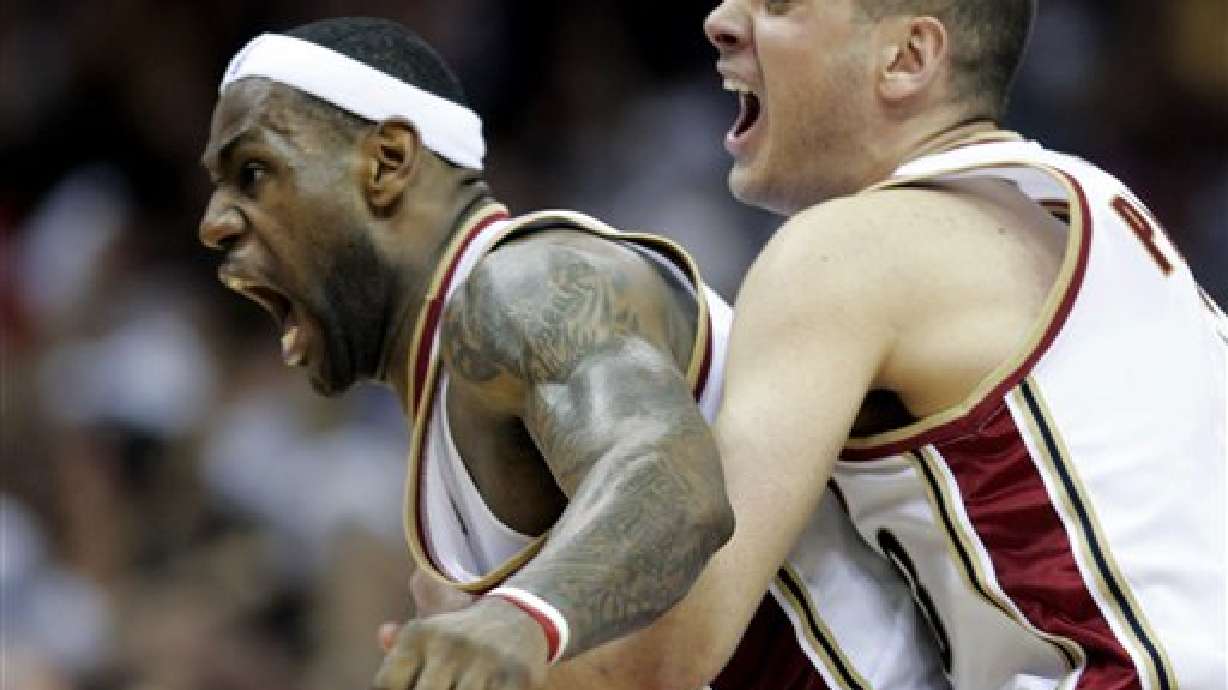 James' buzzer-beater lifts Cavaliers over Magic