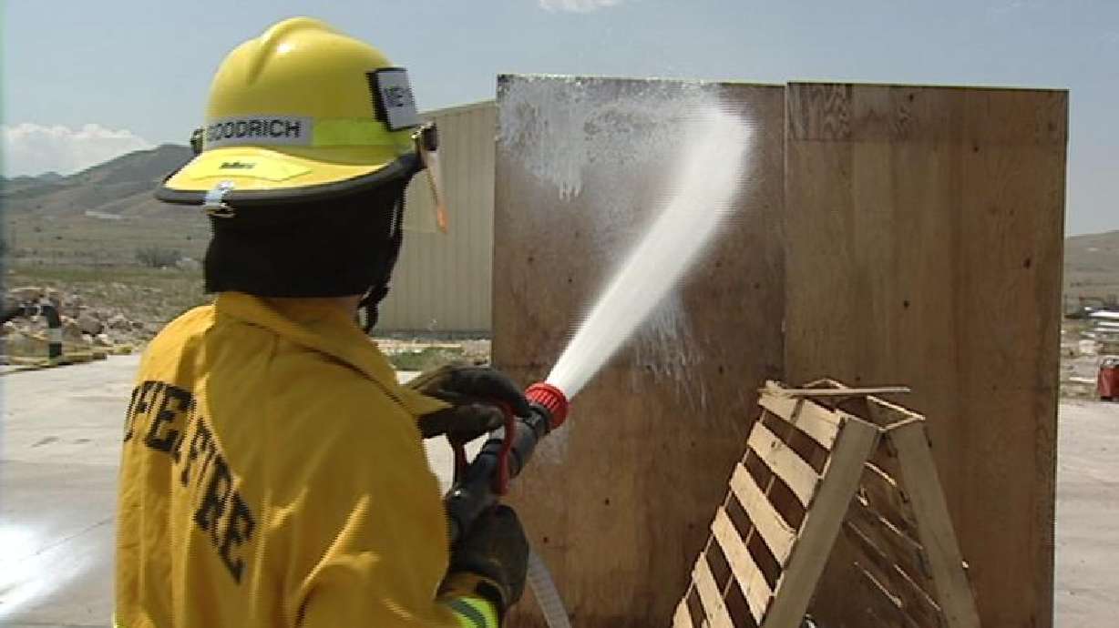 Gel Absorbs Water to Aid Firefighters