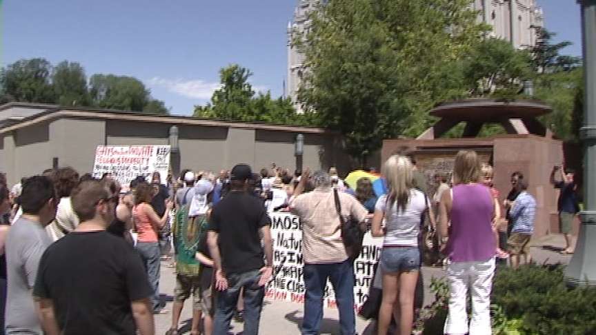 Second 'kiss-in' draws shouting, but no arrests