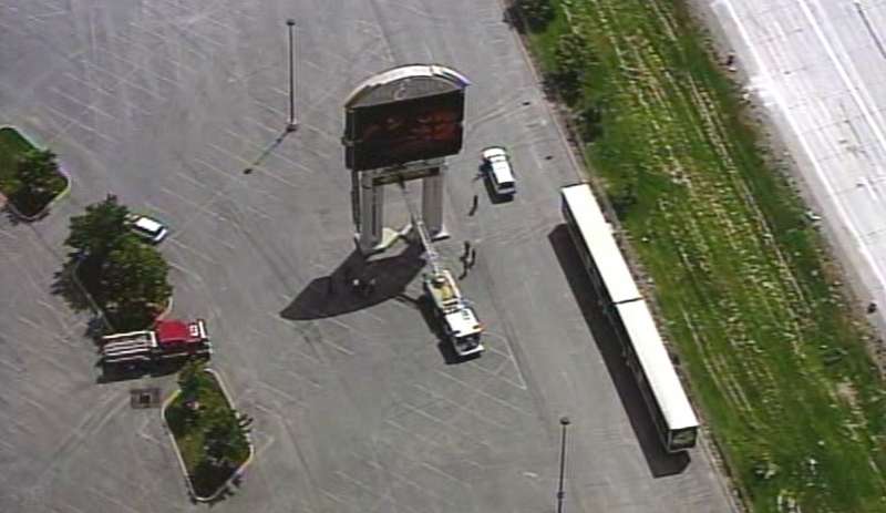 Lift malfunctions, leaving two workers stuck on marquee