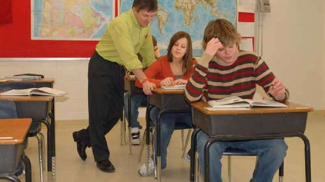 5 schools to test teacher performance pay program