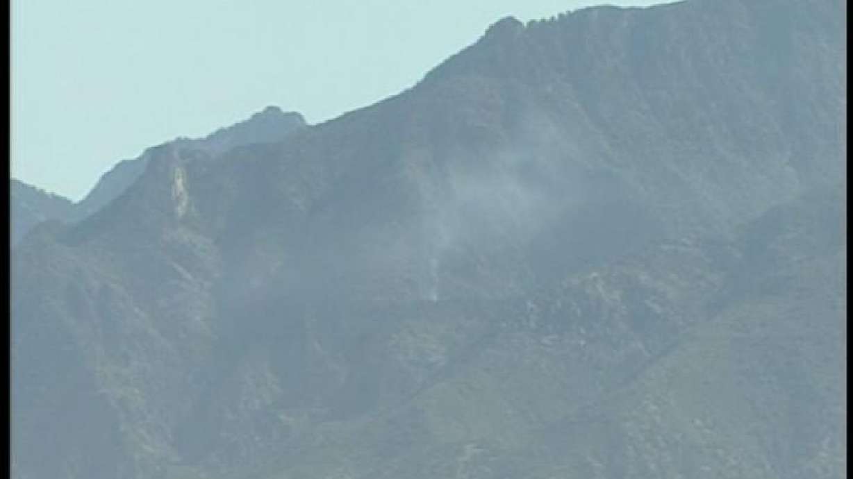 Small fire burning between Cottonwood canyons