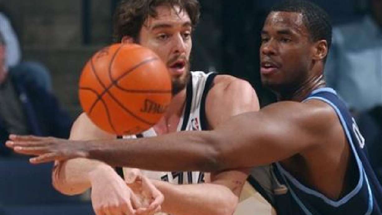 Jazz sign center Jarron Collins