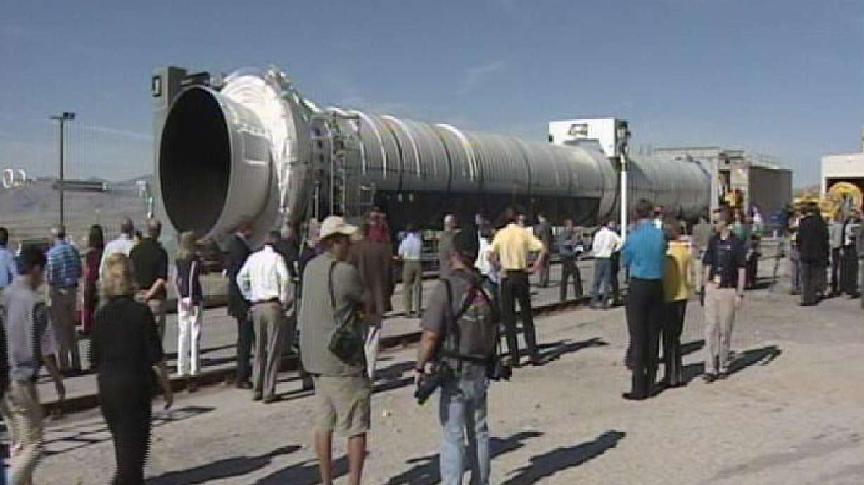 Engineers troubleshoot moon rocket