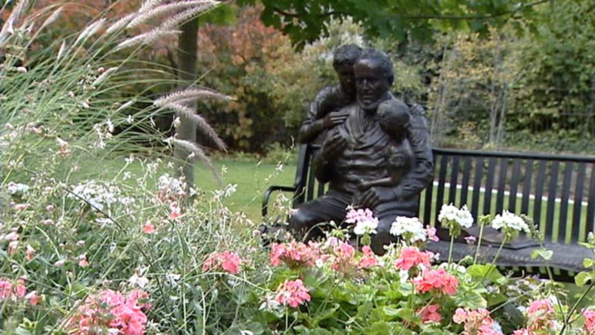 2 men arrested for vandalizing statue