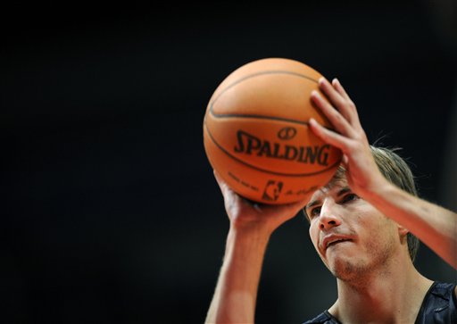 Korver has knee surgery