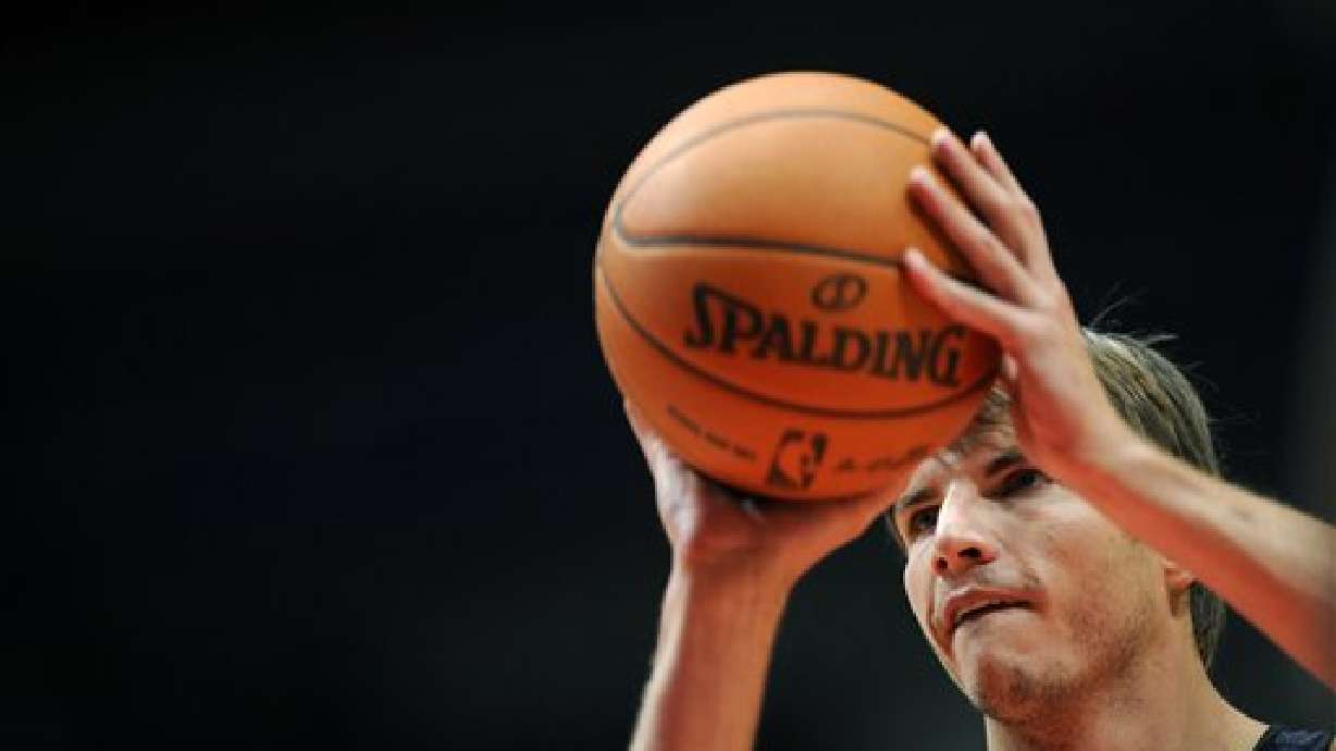 Korver has knee surgery