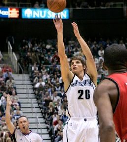 Korver to have knee surgery; will miss start of regular season