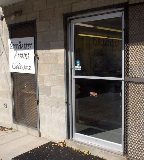 Police looking for man who robbed gift basket store