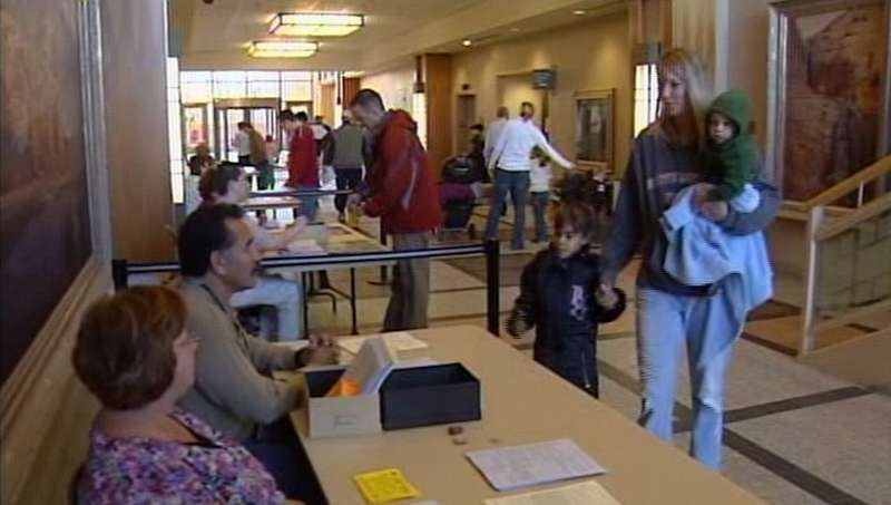 Hundreds line up to get H1N1 vaccine reservation