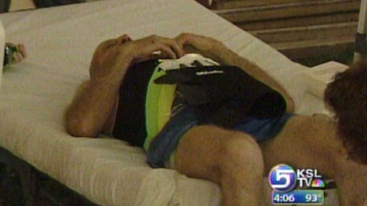 Eight People Collapse in Heat