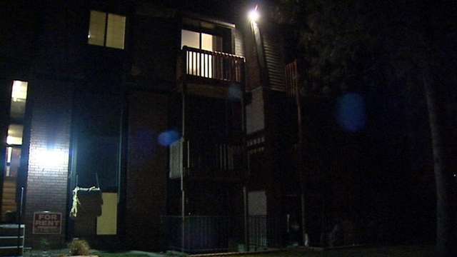 Man who intentionally set apartment fire still on the loose