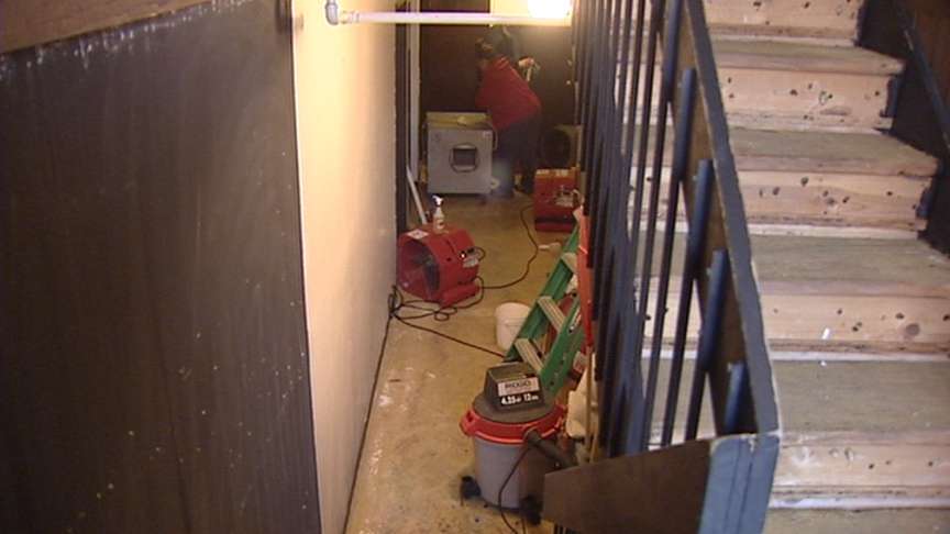 Man who intentionally set apartment fire still on the loose