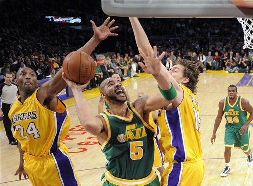 Lakers roll to 10th straight win with big 4th