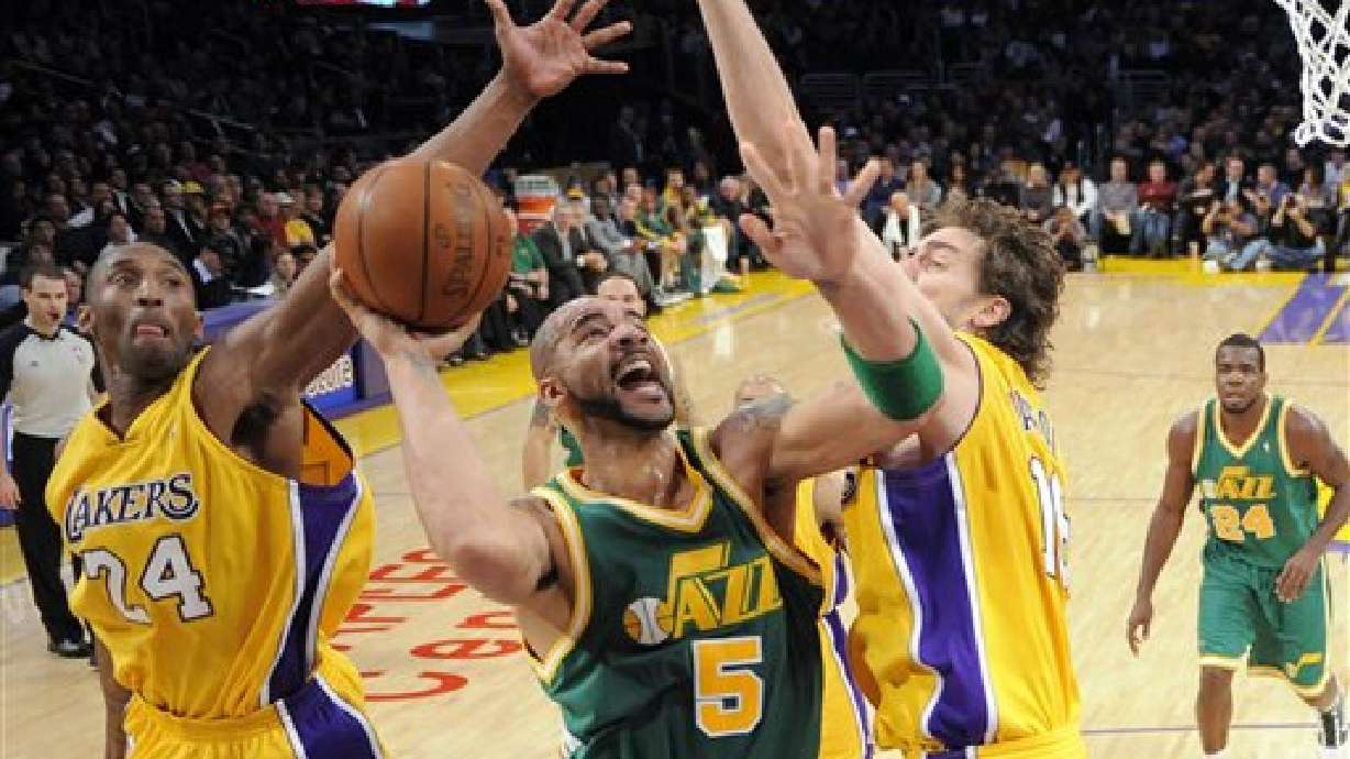 Lakers roll to 10th straight win with big 4th