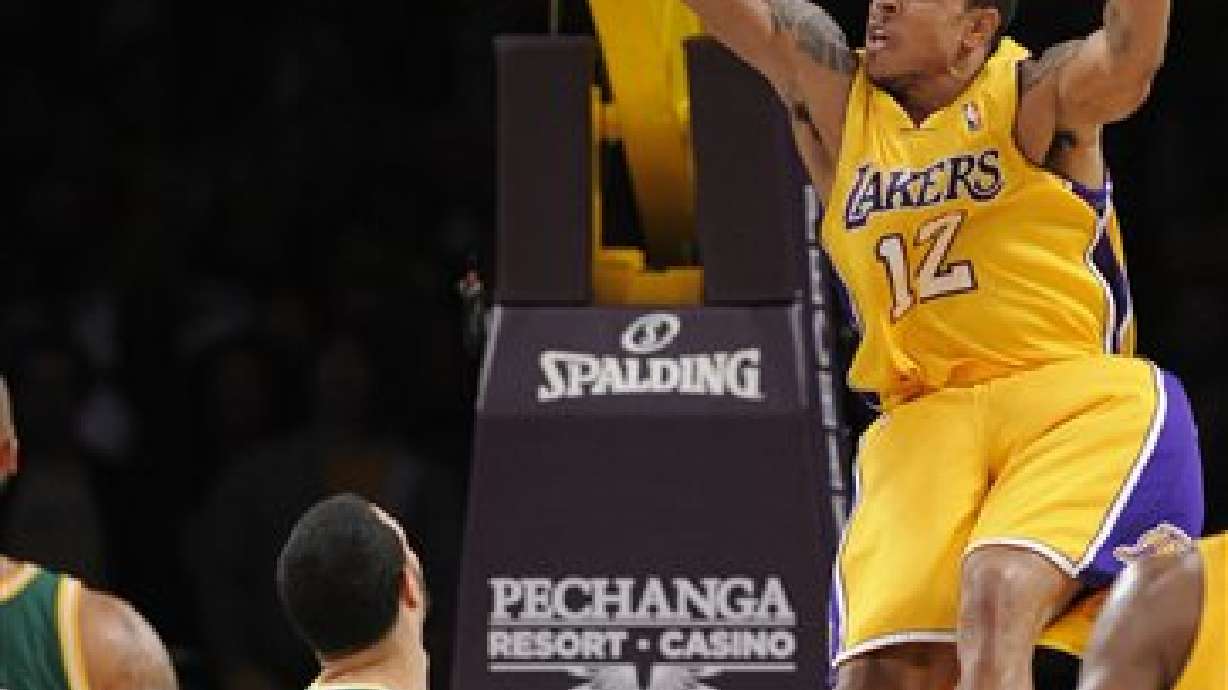 Lakers flip switch; Jazz disappear in laughable 4th quarter