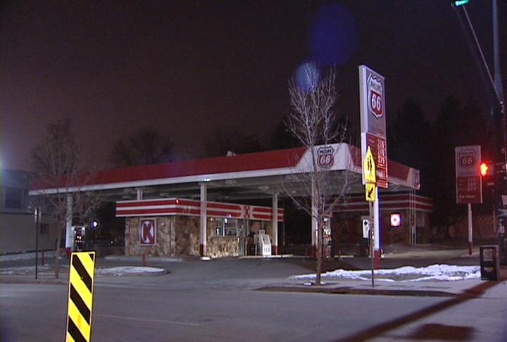 Police looking for suspect in 2 similar robberies