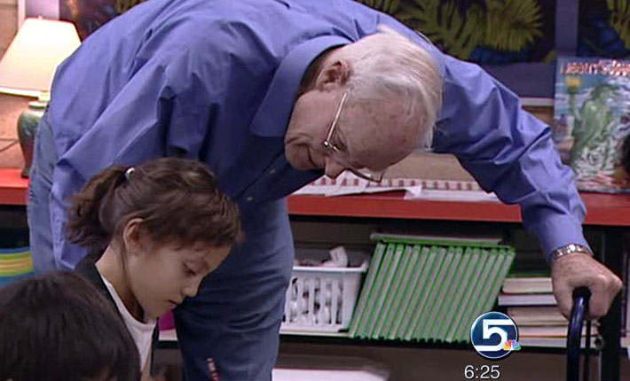 Classroom volunteer gets a High 5