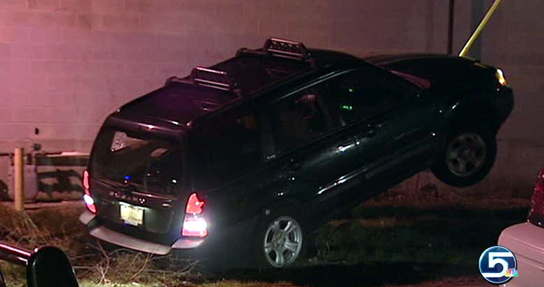 Witness scares off burglars; loot left in car