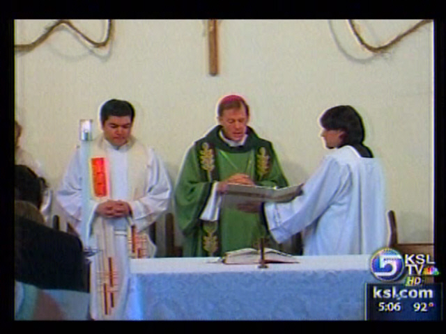 Hundreds Gather at Mass for Trapped Miners