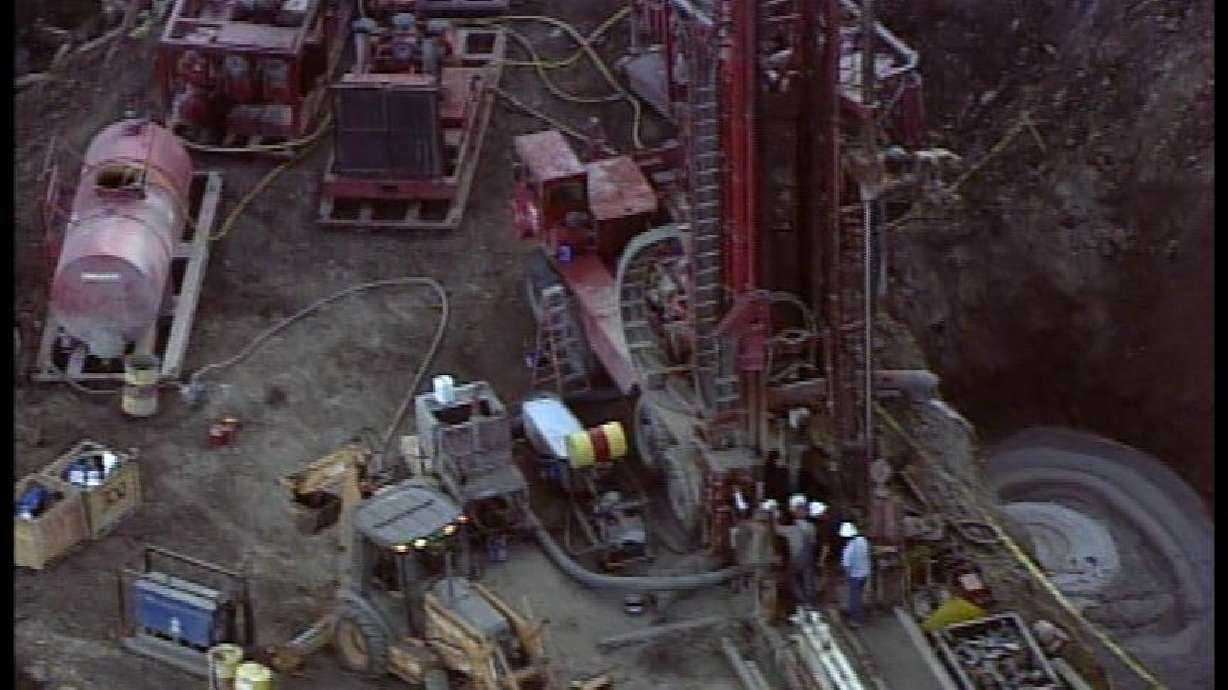 Sixth Hole Yields No Signs of Life for Trapped Miners