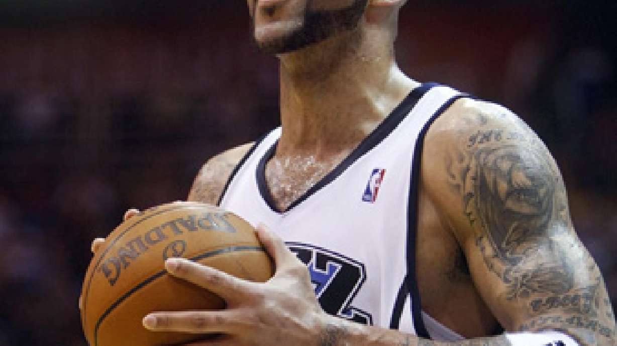 Boozer talking with Bulls