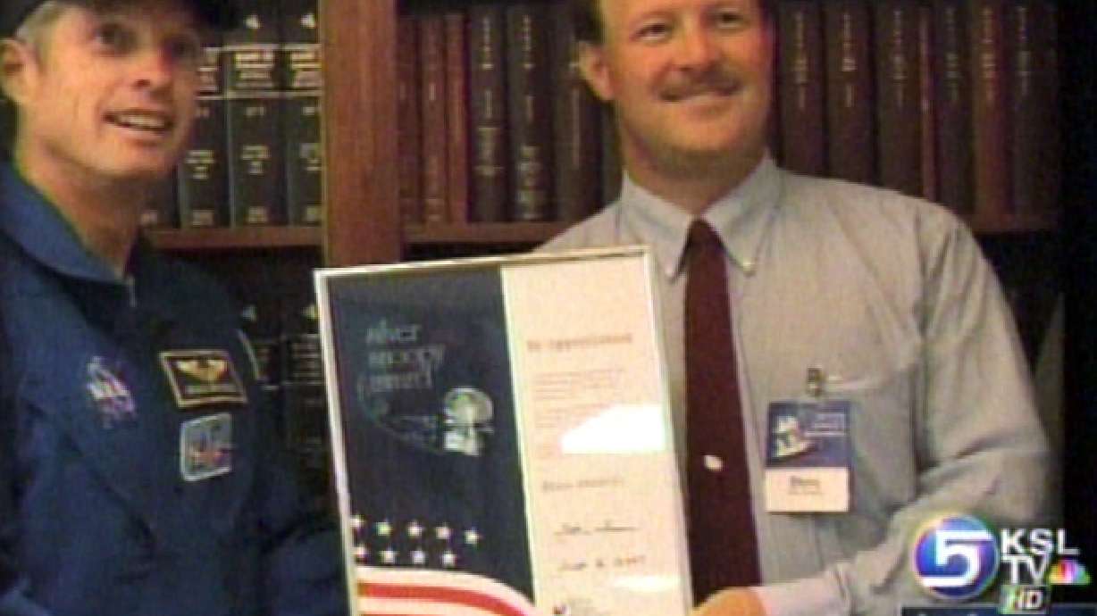 Astronauts Present Award to ATK Employees