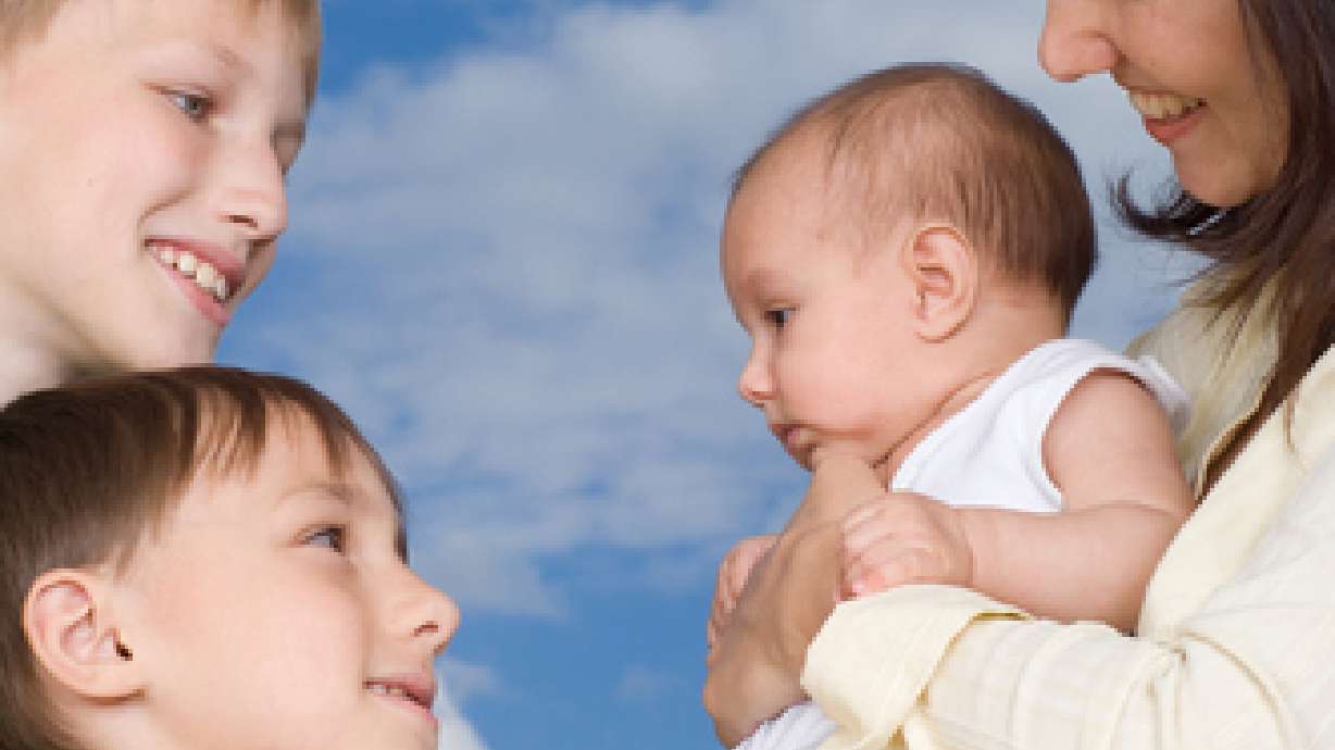 Study looks at how sibling relationships impact kids' development