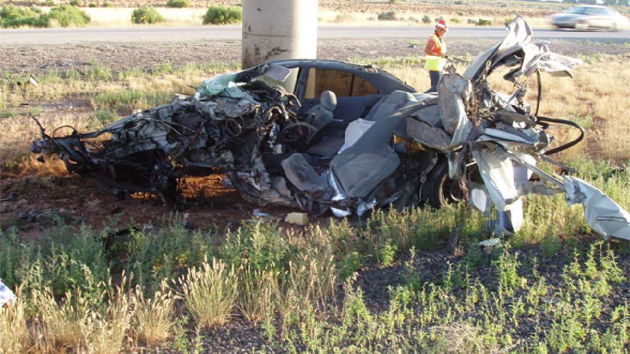 Kearns man dies after crashing into pillar