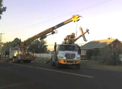 Truck hits pole, knocks out power in Murray