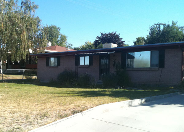 Robbers break into home while victim is playing online games