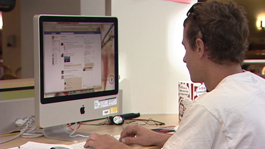 Professor: Social media doesn't convince young adults to vote