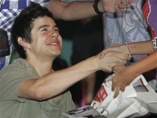 David Archuleta to sign autographs after Christmas performance