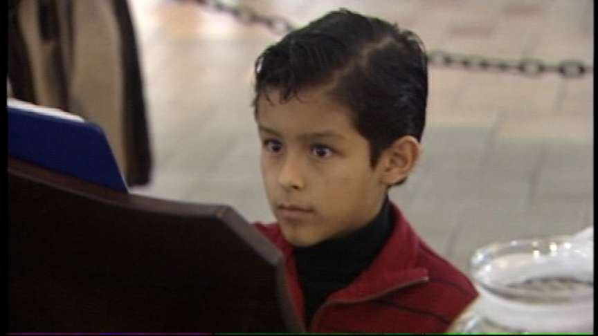 Young pianist wows Christmas shoppers