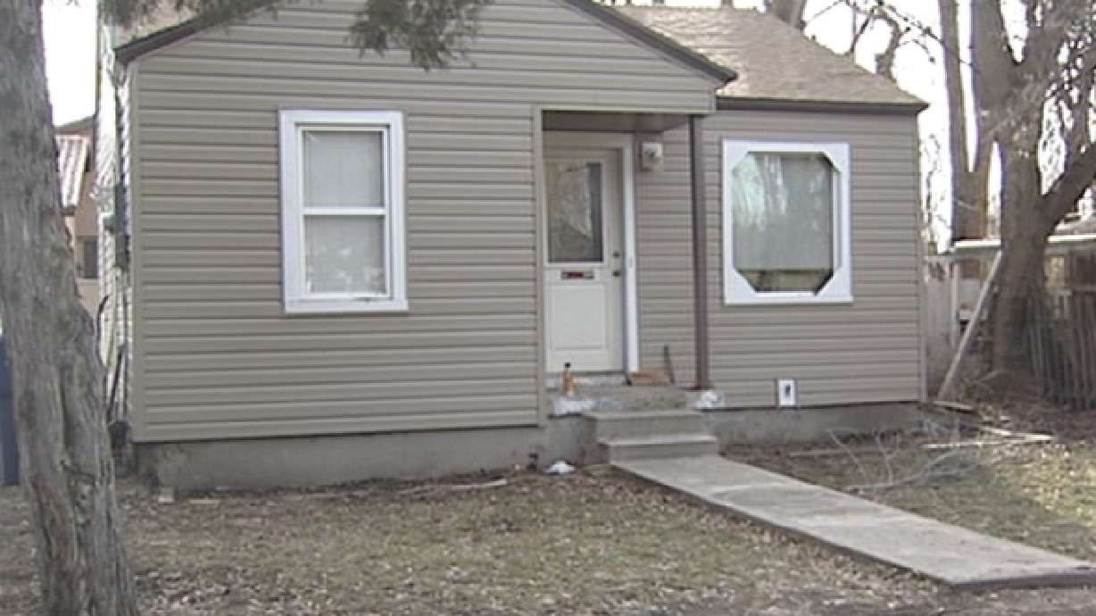 Man remains critical, suspects sought in Holladay shooting