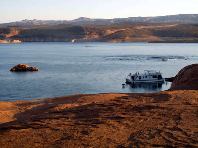 Search continues for 2 presumed drowned at Lake Powell