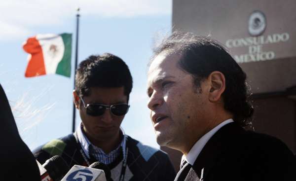 Raul Lopez-Vargas of the Federation of Mexican Clubs talks with media members during a press conference outside the Mexican Consulate Monday, February 14, 2011.
Brian Nicholson, El Observador de Utah