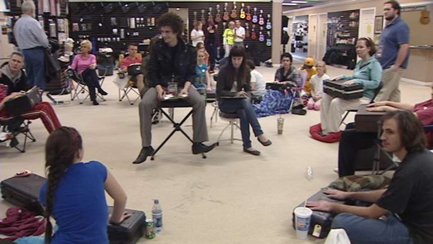 Contestants sat for more than 30 hours without moving their hands from their instrument cases.